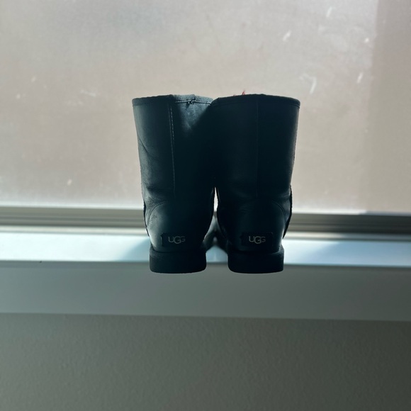 CLASSIC BLACK UGGS SIZE 7 - Picture 6 of 6